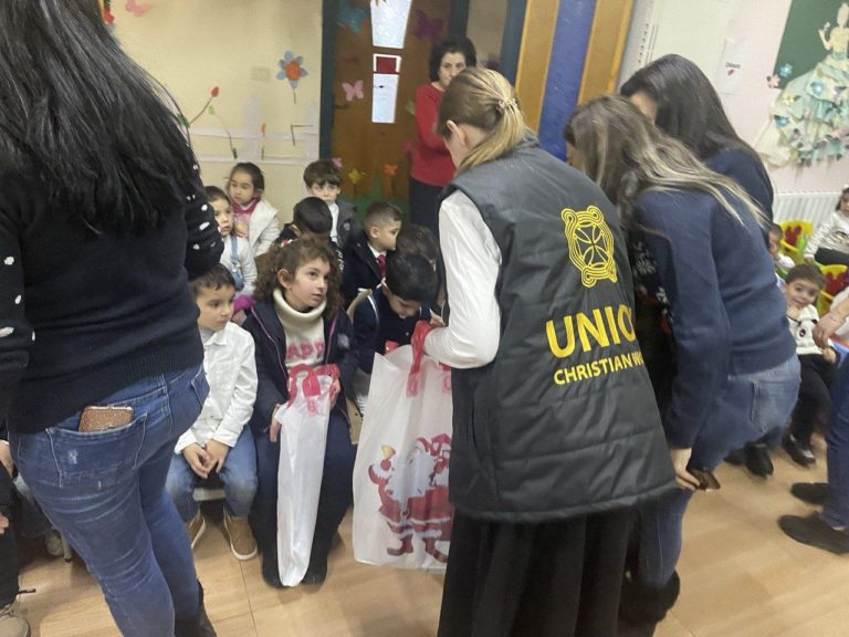 Подробнее о статье Союз «Христианский мир», совместно с преподавателями МПГУ, посетил детский сад города Сафита (Сирия).